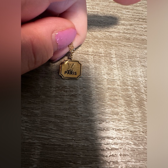 ✨DELICATE AUTHENTIC LV TINY PENDENT ON GOLD-TONE LOBSTER CLASP ADJUSTABLE CHAIN✨ - Picture 1 of 9